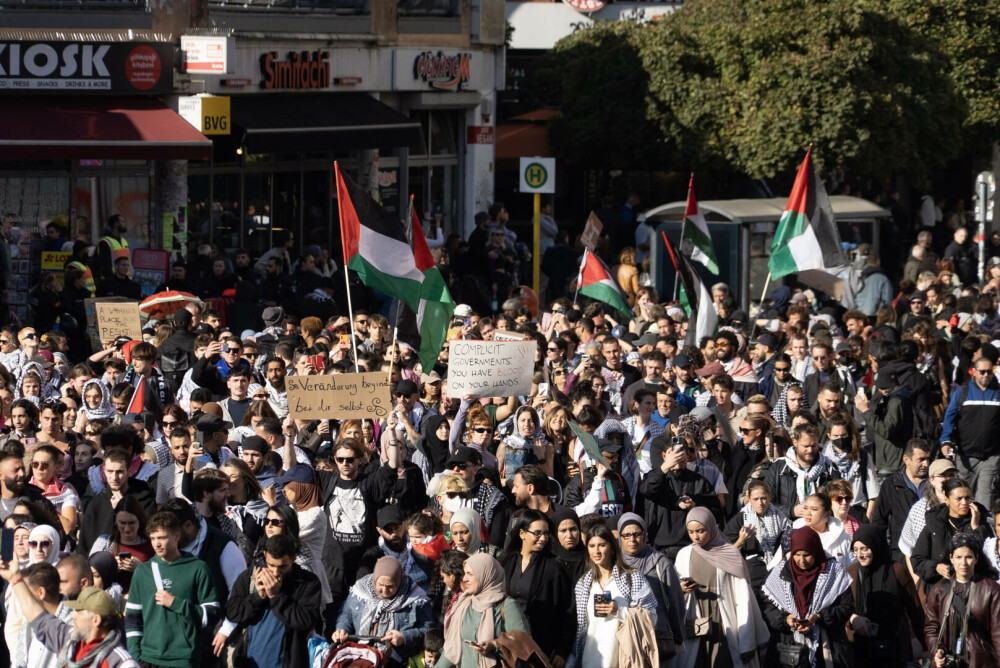 Zeci de mii de oameni au cerut la Berlin sfârşitul Războiului din Fâşia Gaza. „Hrana și apa sunt drepturi ale omului”. FOTO - Imaginea 12