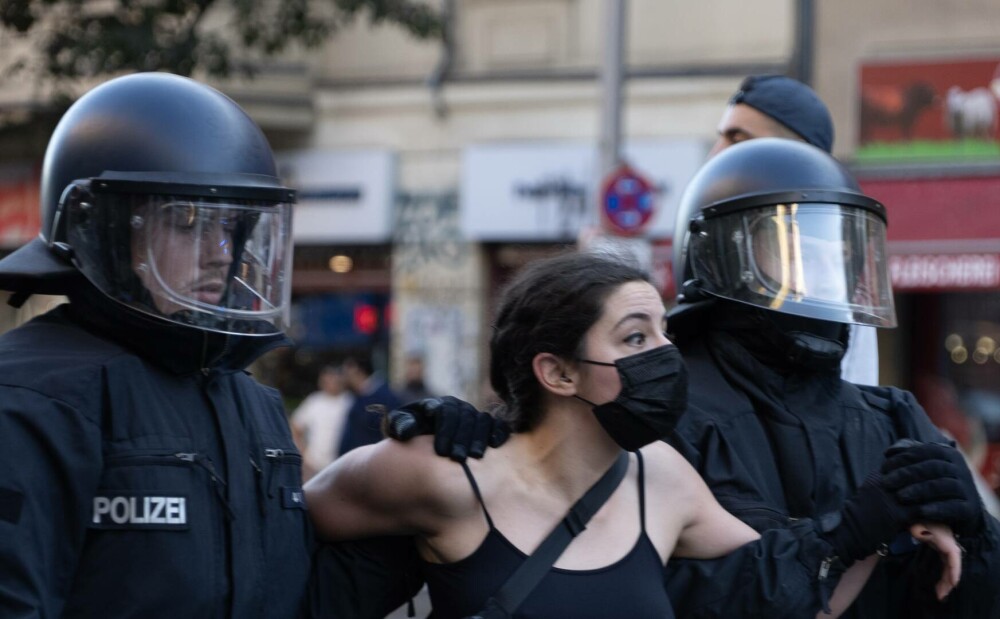 Zeci de mii de oameni au cerut la Berlin sfârşitul Războiului din Fâşia Gaza. „Hrana și apa sunt drepturi ale omului”. FOTO - Imaginea 13