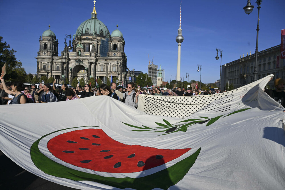 Zeci de mii de oameni au cerut la Berlin sfârşitul Războiului din Fâşia Gaza. „Hrana și apa sunt drepturi ale omului”. FOTO - Imaginea 16