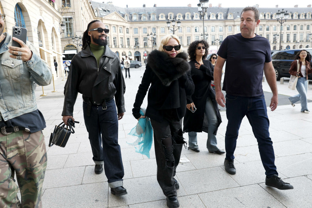 Madonna, de nerecunoscut pe străzile din Paris. Ținuta excentrică cu care au surprins-o paparazzii. FOTO - Imaginea 2