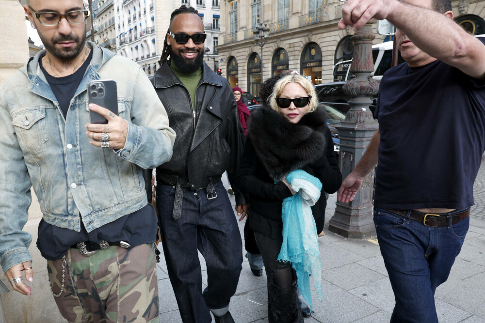 Madonna, de nerecunoscut pe străzile din Paris. Ținuta excentrică cu care au surprins-o paparazzii. FOTO - Imaginea 3