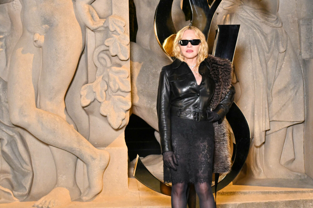 Madonna, de nerecunoscut pe străzile din Paris. Ținuta excentrică cu care au surprins-o paparazzii. FOTO - Imaginea 6