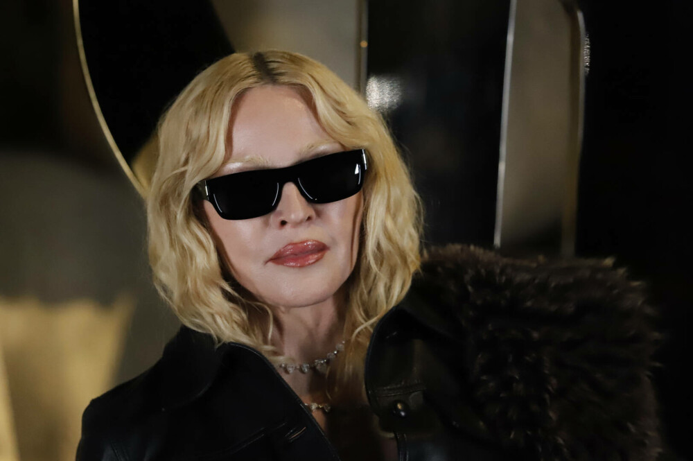 Madonna, de nerecunoscut pe străzile din Paris. Ținuta excentrică cu care au surprins-o paparazzii. FOTO - Imaginea 7