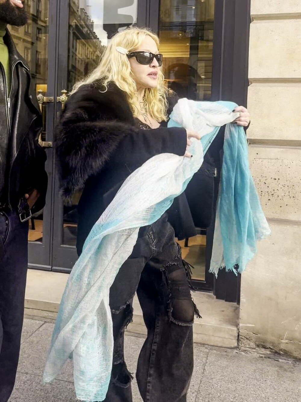 Madonna, de nerecunoscut pe străzile din Paris. Ținuta excentrică cu care au surprins-o paparazzii. FOTO - Imaginea 8