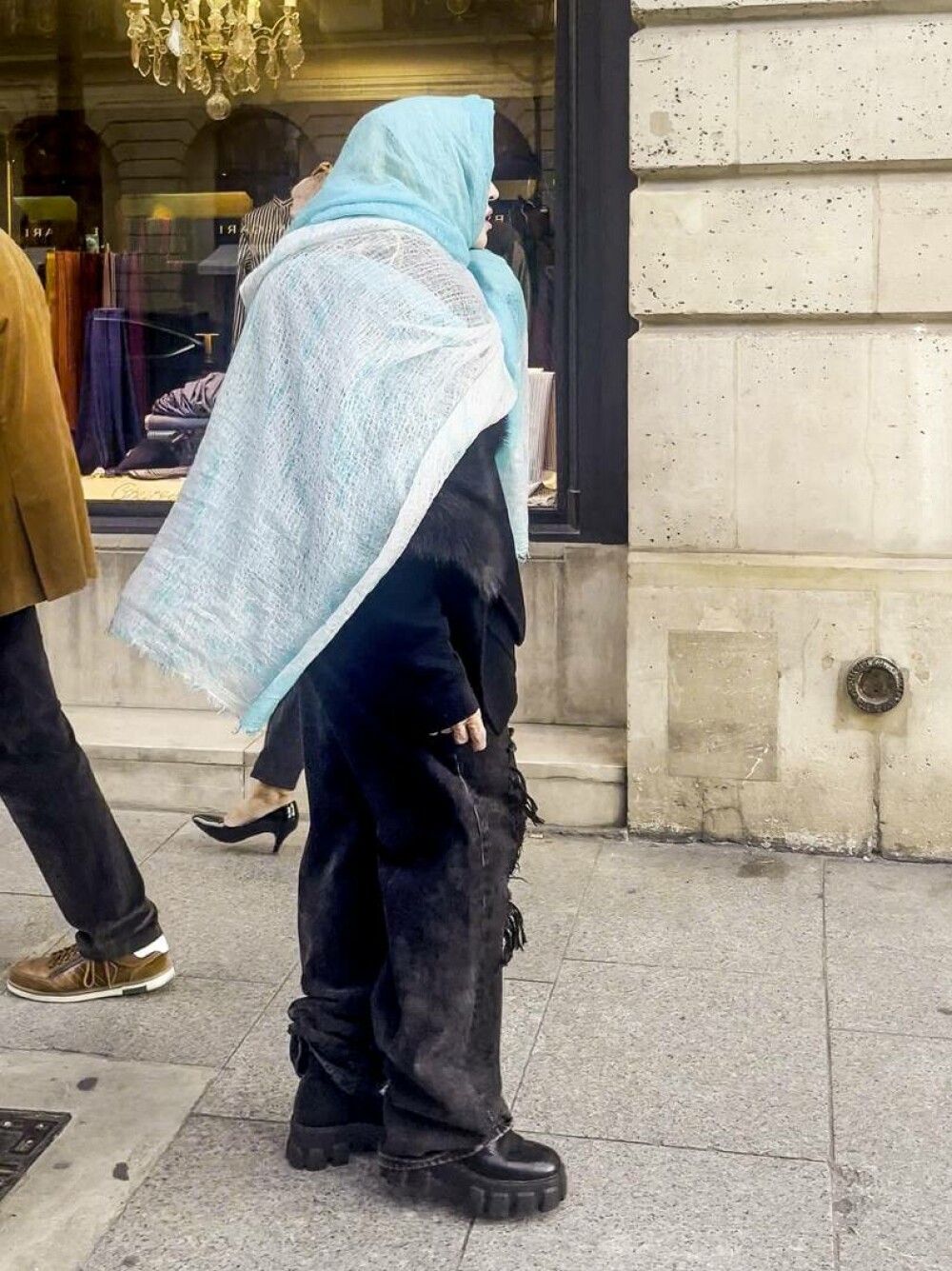 Madonna, de nerecunoscut pe străzile din Paris. Ținuta excentrică cu care au surprins-o paparazzii. FOTO - Imaginea 10