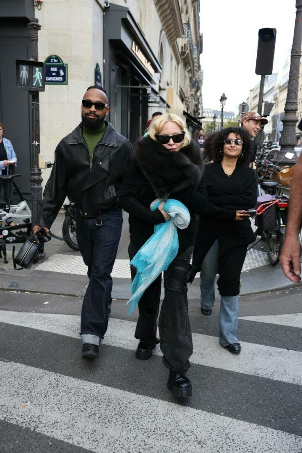 Madonna, de nerecunoscut pe străzile din Paris. Ținuta excentrică cu care au surprins-o paparazzii. FOTO - Imaginea 11