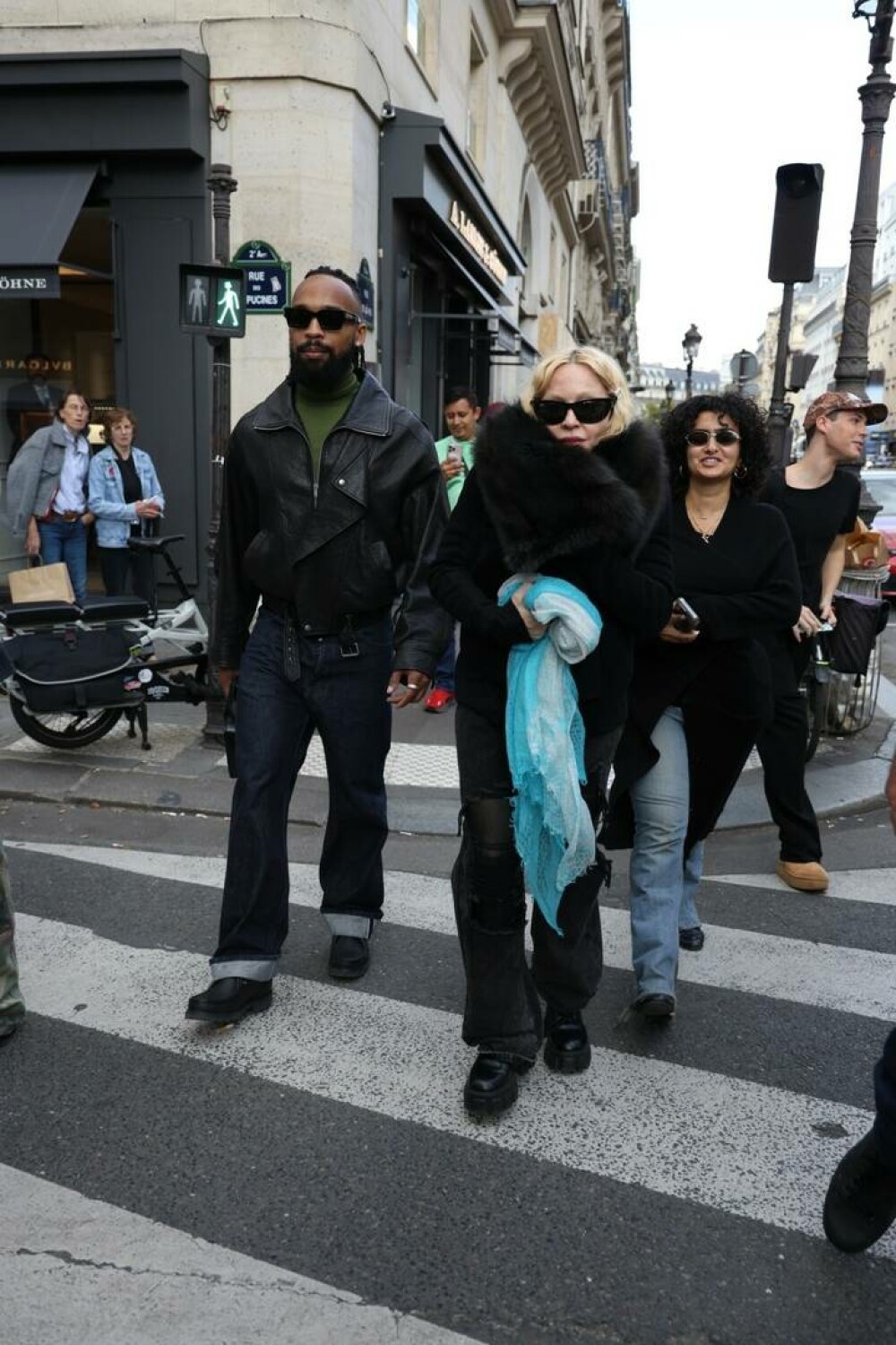 Madonna, de nerecunoscut pe străzile din Paris. Ținuta excentrică cu care au surprins-o paparazzii. FOTO - Imaginea 12