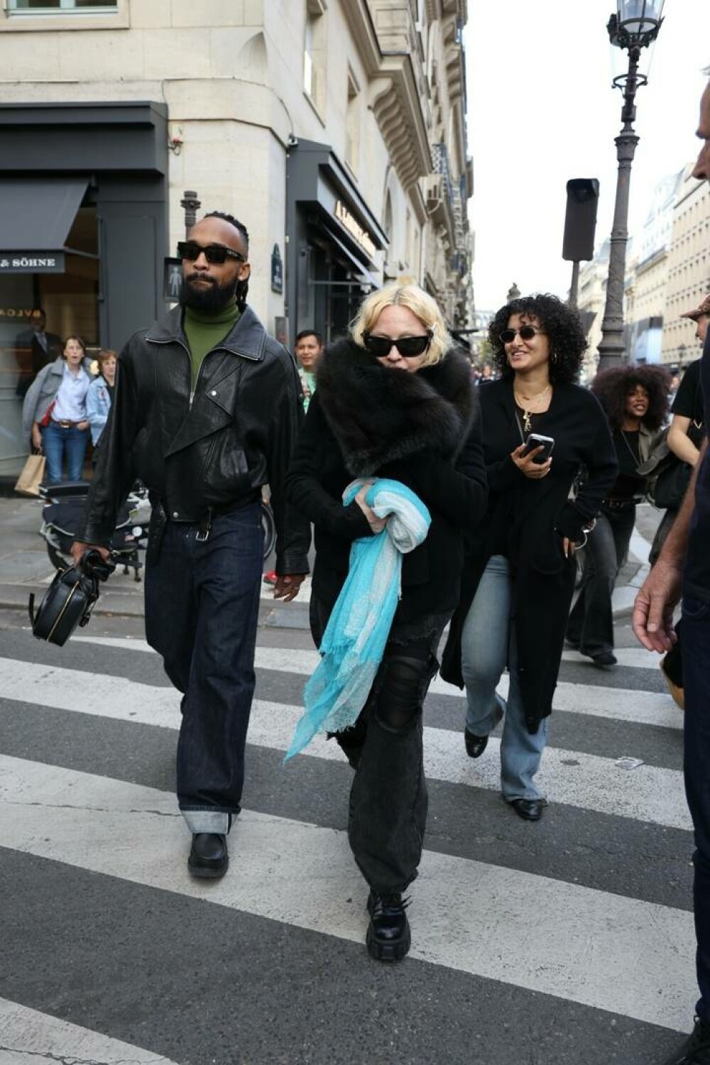 Madonna, de nerecunoscut pe străzile din Paris. Ținuta excentrică cu care au surprins-o paparazzii. FOTO - Imaginea 13