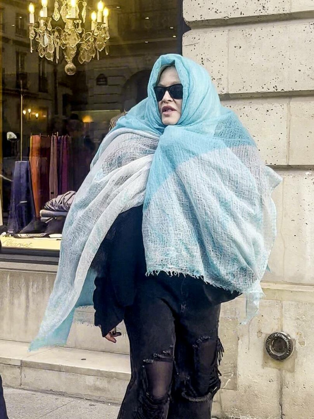 Madonna, de nerecunoscut pe străzile din Paris. Ținuta excentrică cu care au surprins-o paparazzii. FOTO - Imaginea 14