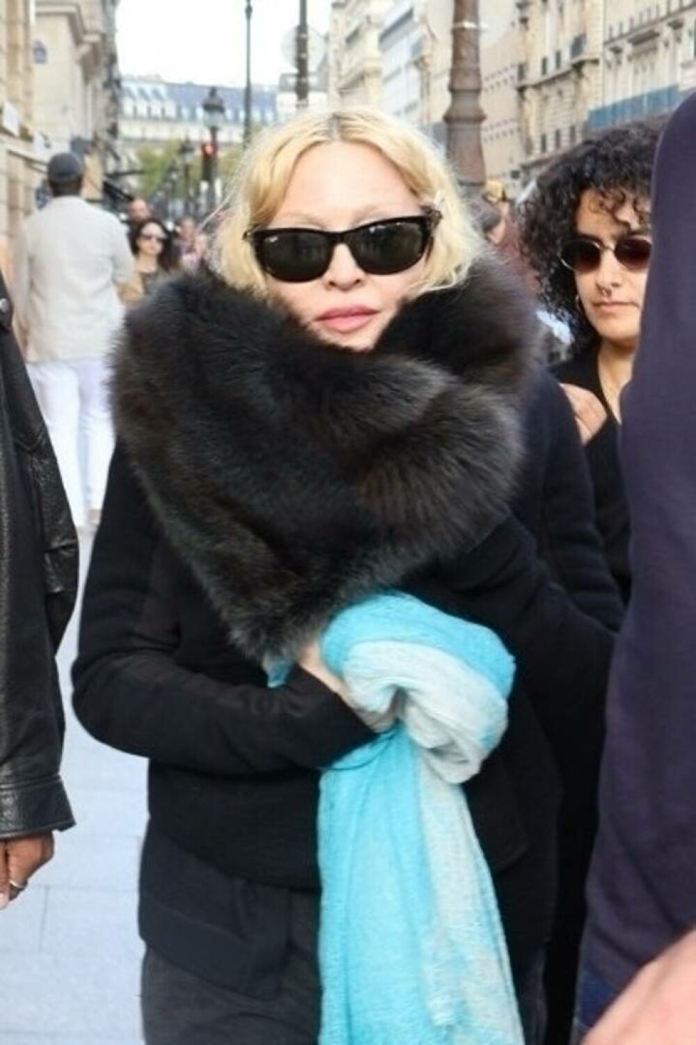 Madonna, de nerecunoscut pe străzile din Paris. Ținuta excentrică cu care au surprins-o paparazzii. FOTO - Imaginea 15