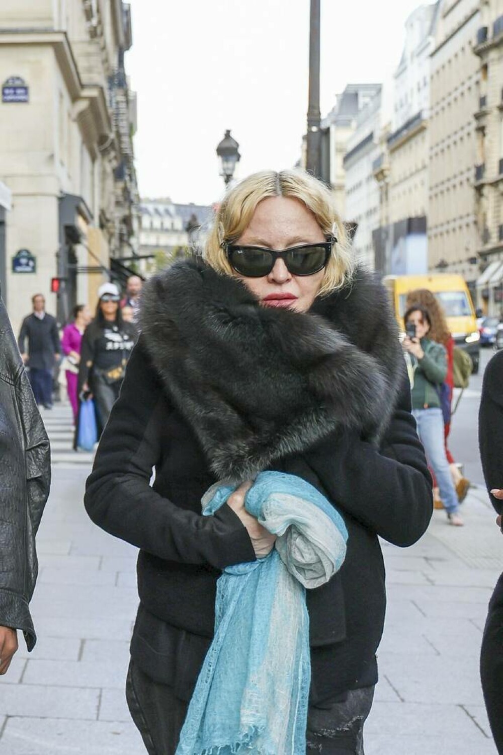 Madonna, de nerecunoscut pe străzile din Paris. Ținuta excentrică cu care au surprins-o paparazzii. FOTO - Imaginea 16