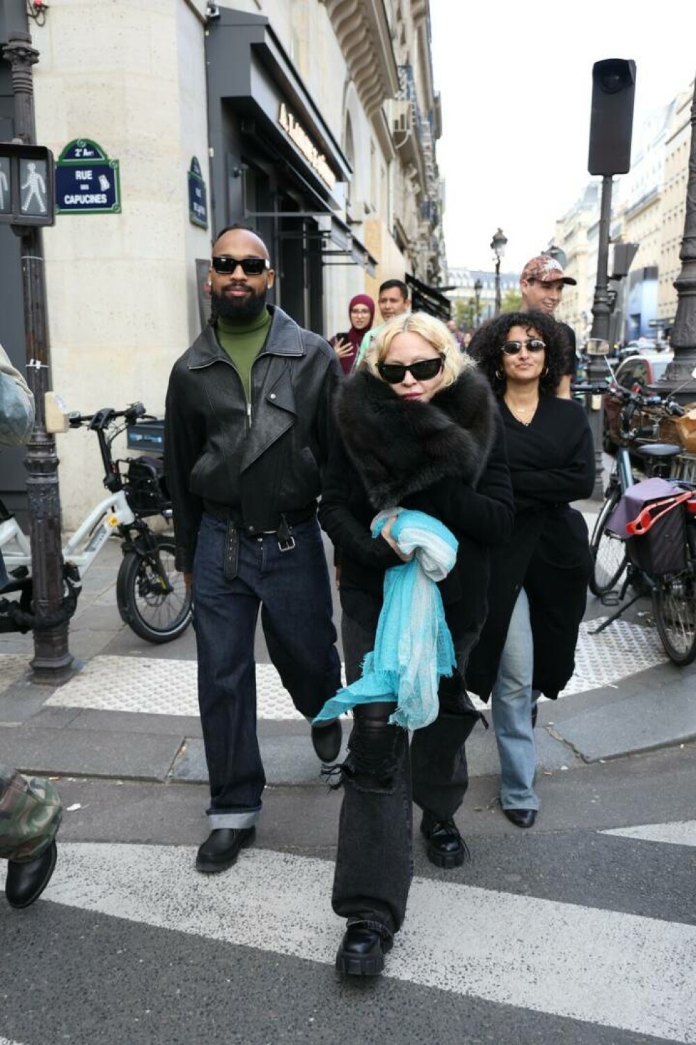 Madonna, de nerecunoscut pe străzile din Paris. Ținuta excentrică cu care au surprins-o paparazzii. FOTO - Imaginea 17