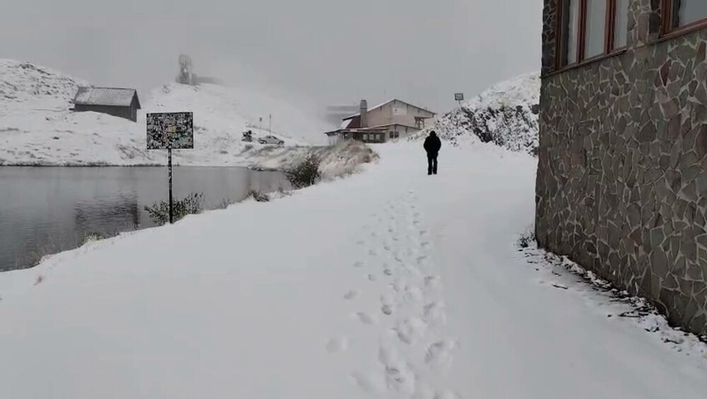 Iarnă în Făgăraș la final de septembrie. ANM anunță ninsori abundente și viscol. Zăpada de la Bâlea Lac crește rapid - Imaginea 1
