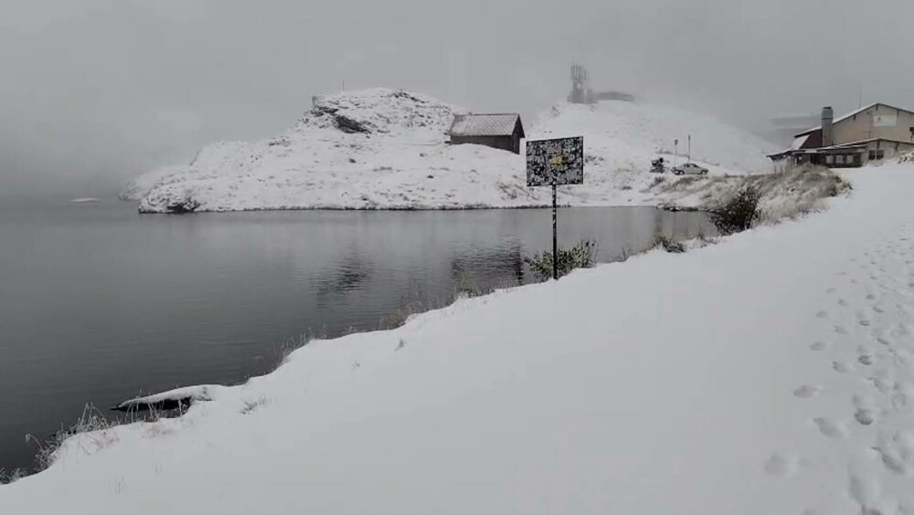 Iarnă în Făgăraș la final de septembrie. ANM anunță ninsori abundente și viscol. Zăpada de la Bâlea Lac crește rapid - Imaginea 10