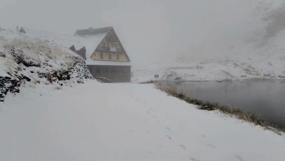 Iarnă în Făgăraș la final de septembrie. ANM anunță ninsori abundente și viscol. Zăpada de la Bâlea Lac crește rapid - Imaginea 9