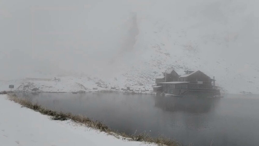 Iarnă în Făgăraș la final de septembrie. ANM anunță ninsori abundente și viscol. Zăpada de la Bâlea Lac crește rapid - Imaginea 8