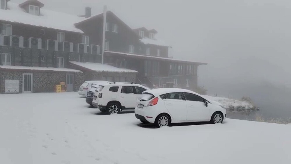Iarnă în Făgăraș la final de septembrie. ANM anunță ninsori abundente și viscol. Zăpada de la Bâlea Lac crește rapid - Imaginea 6