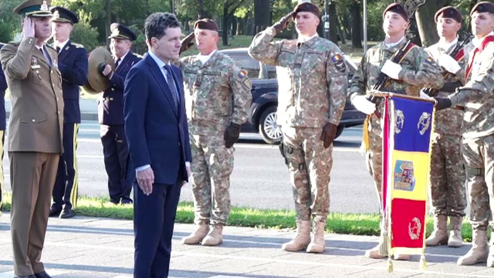 VIDEO. Nicușor Dan, moment de confuzie la Timișoara. Președintele a uitat protocolul în timpul ceremoniei - Imaginea 3