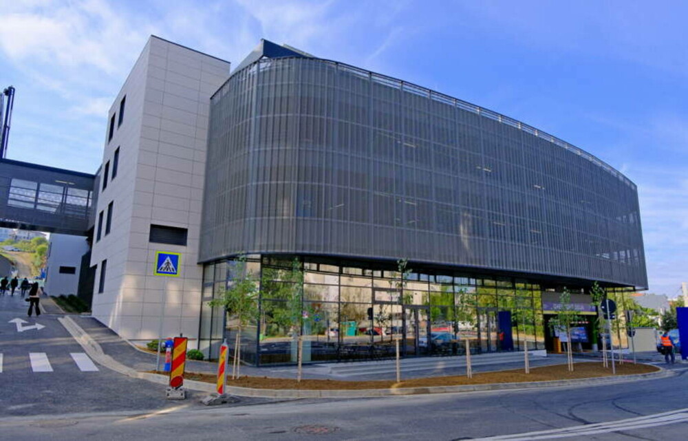 Singurul spital din România care are o parcare supraetajată cu sute de locuri. Unitatea are și o nouă policlinică - Imaginea 6
