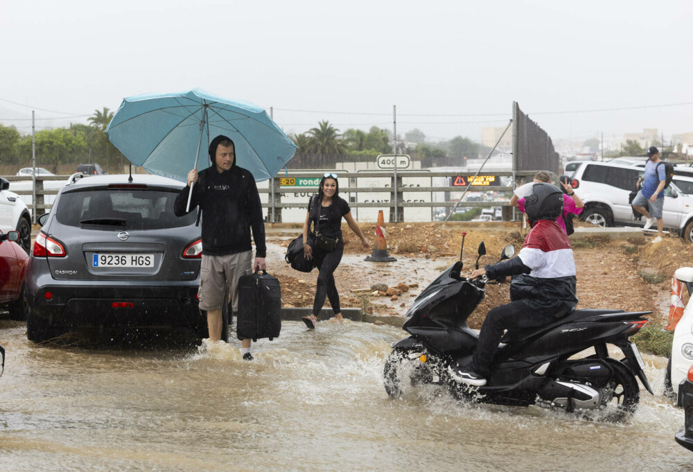 Inundații severe în Ibiza. Militarii au intervenit pentru a evacua zeci de oameni. Drumurile au fost închise | GALERIE FOTO - Imaginea 3