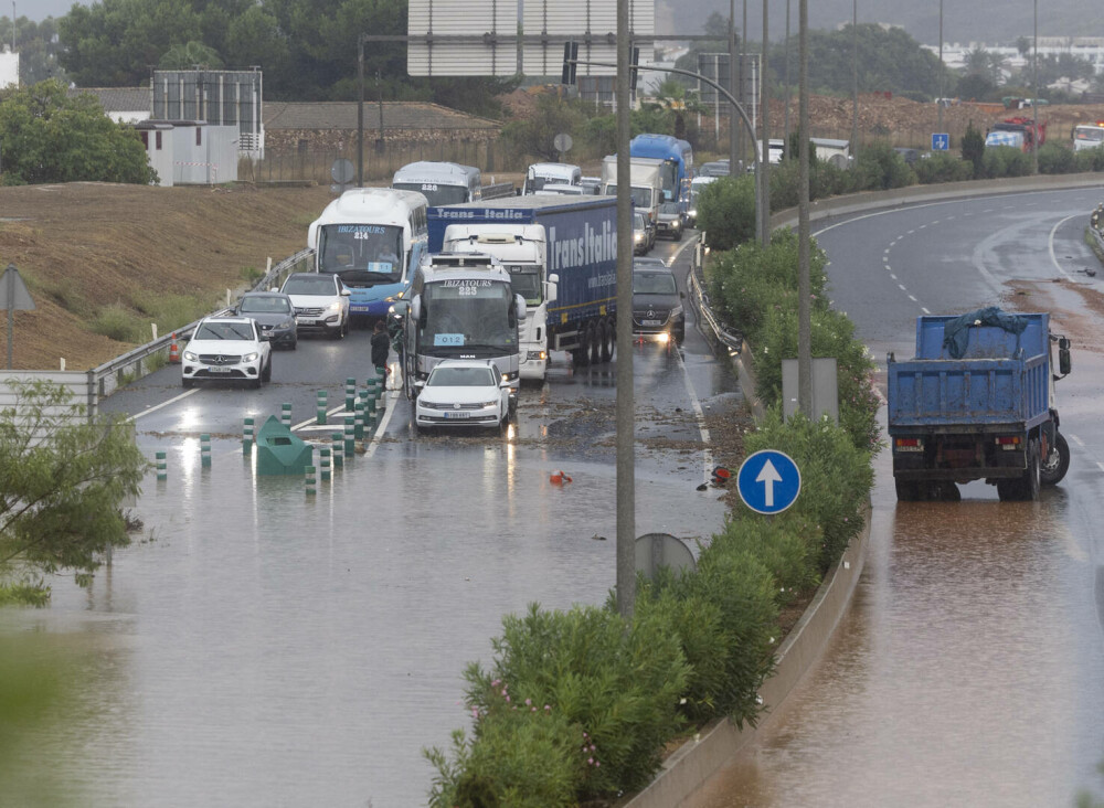 Inundații severe în Ibiza. Militarii au intervenit pentru a evacua zeci de oameni. Drumurile au fost închise | GALERIE FOTO - Imaginea 4