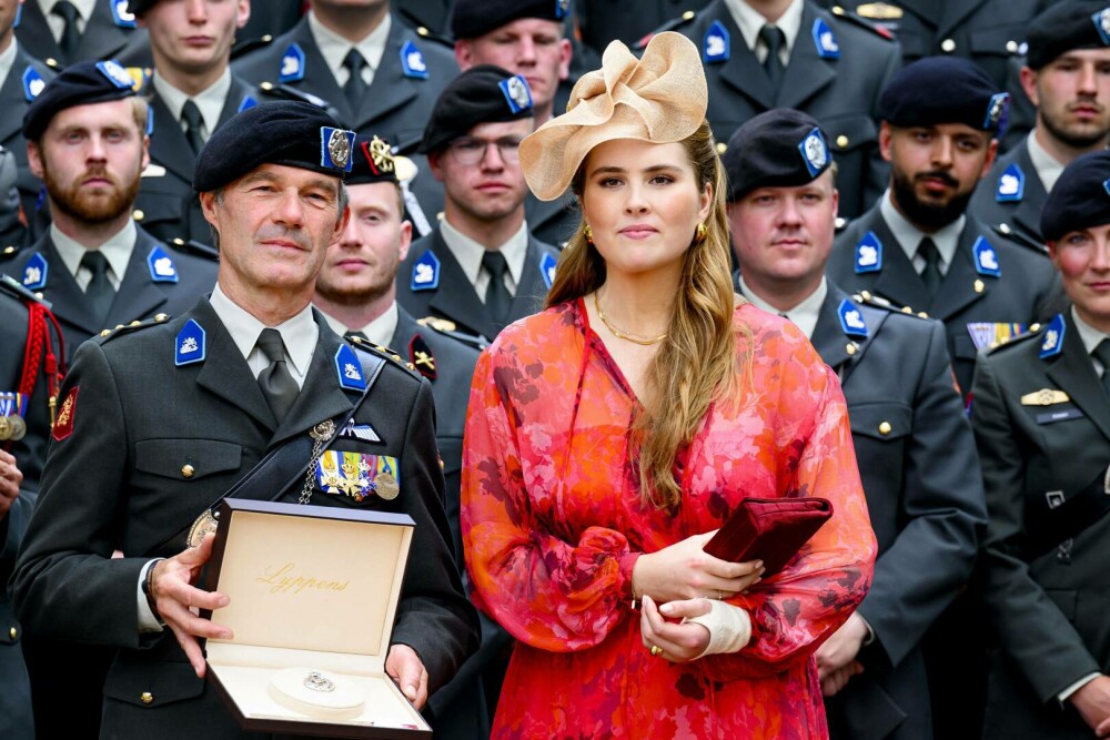 Prințesa care schimbă rochia cu uniforma militară. Amalia are 21 de ani și începe pregătirea ca rezervistă. GALERIE FOTO - Imaginea 1