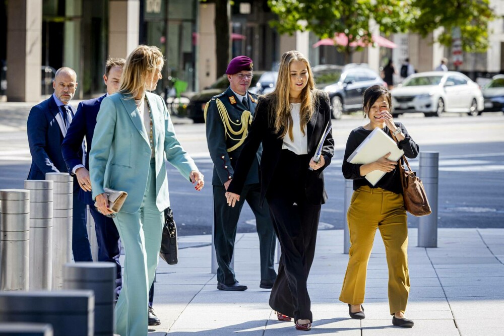 Prințesa care schimbă rochia cu uniforma militară. Amalia are 21 de ani și începe pregătirea ca rezervistă. GALERIE FOTO - Imaginea 9