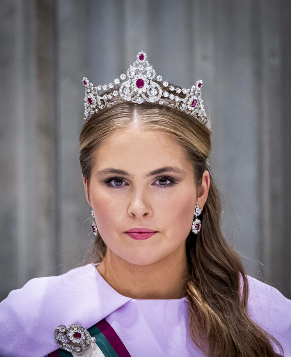 Prințesa care schimbă rochia cu uniforma militară. Amalia are 21 de ani și începe pregătirea ca rezervistă. GALERIE FOTO - Imaginea 16