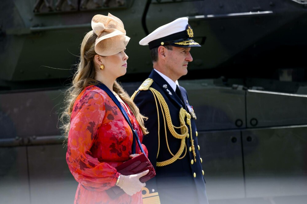 Prințesa care schimbă rochia cu uniforma militară. Amalia are 21 de ani și începe pregătirea ca rezervistă. GALERIE FOTO - Imaginea 27