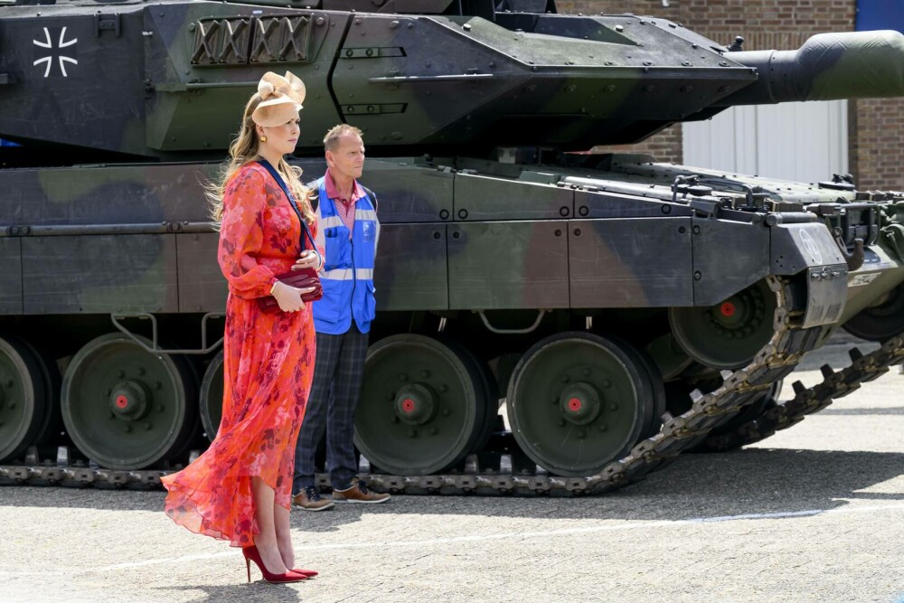 Prințesa care schimbă rochia cu uniforma militară. Amalia are 21 de ani și începe pregătirea ca rezervistă. GALERIE FOTO - Imaginea 28