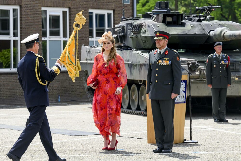 Prințesa care schimbă rochia cu uniforma militară. Amalia are 21 de ani și începe pregătirea ca rezervistă. GALERIE FOTO - Imaginea 29