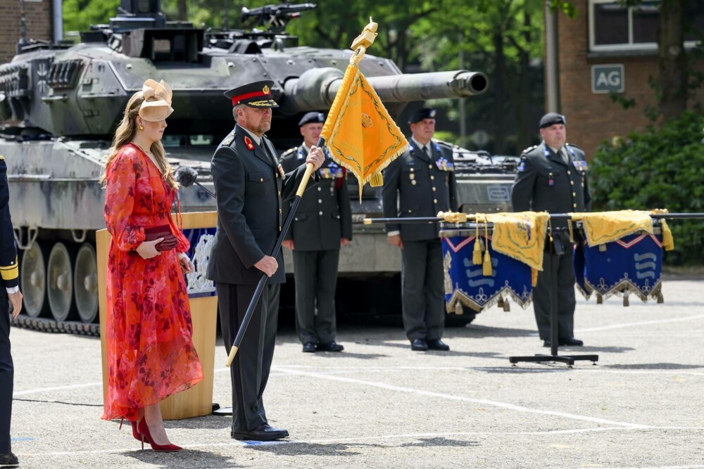 Prințesa care schimbă rochia cu uniforma militară. Amalia are 21 de ani și începe pregătirea ca rezervistă. GALERIE FOTO - Imaginea 30