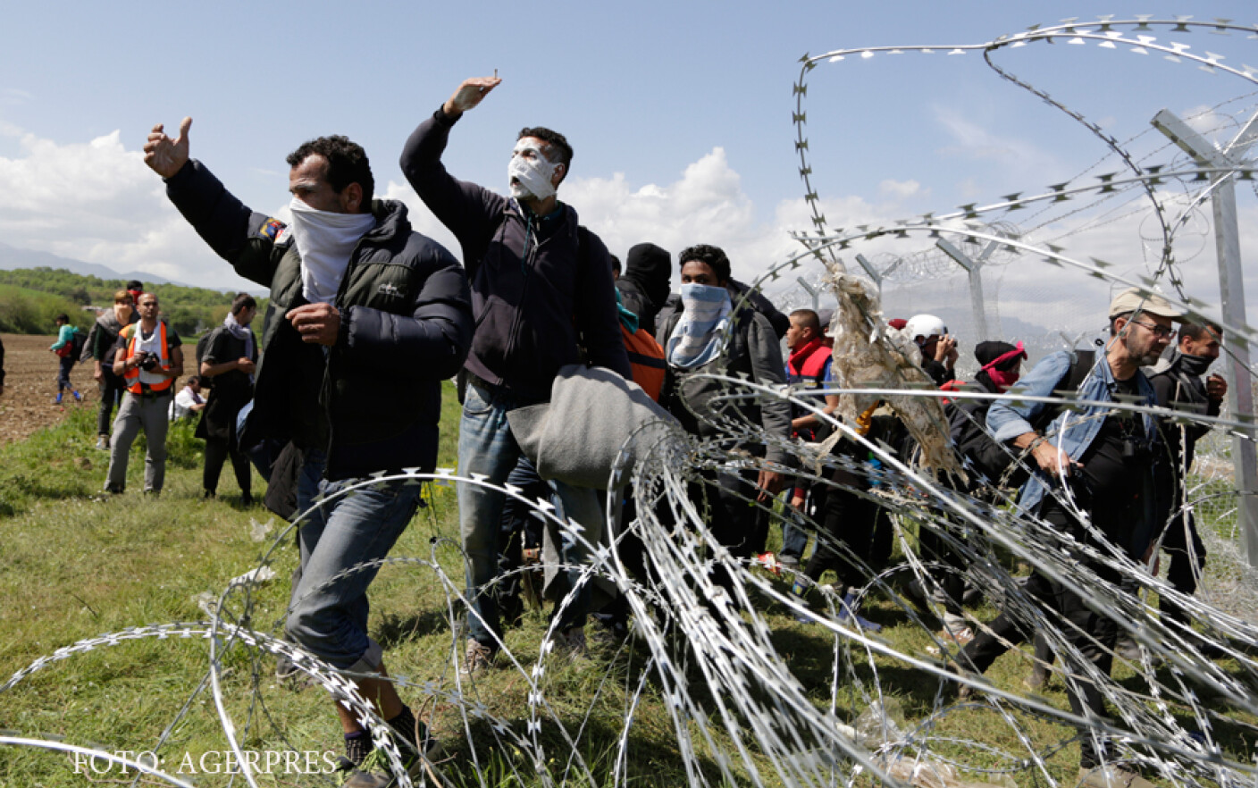 Scene de razboi la frontiera intre Grecia si Macedonia ...