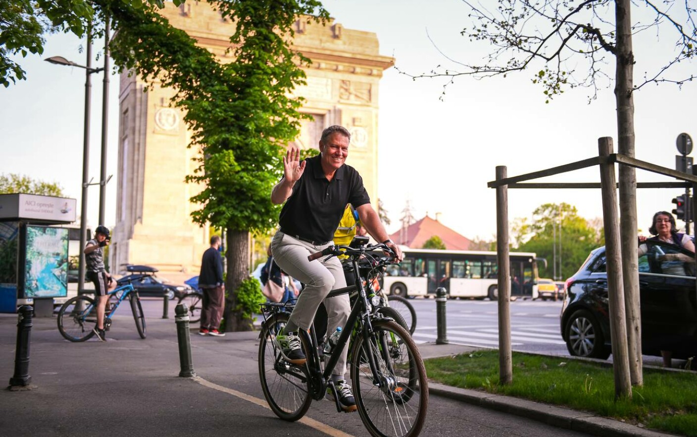 Klaus Iohannis pe bicicletă, în parcul Regele Mihai I din București