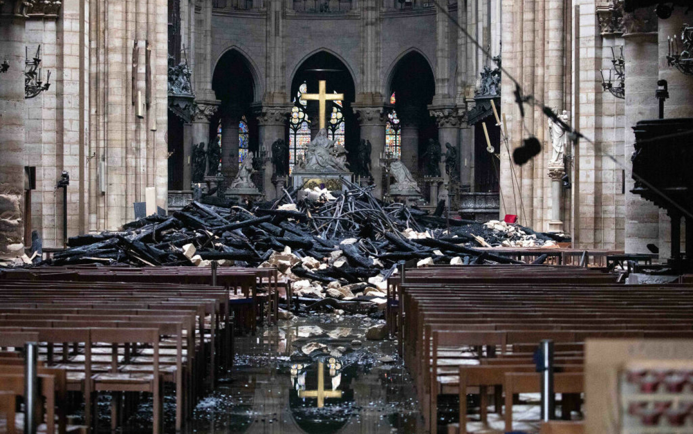 Responsible person Sentimental visitor Incendiu de la Notre Dame. Ce spun anchetatorii despre ipoteza unei „mâini  criminale” - Stirileprotv.ro