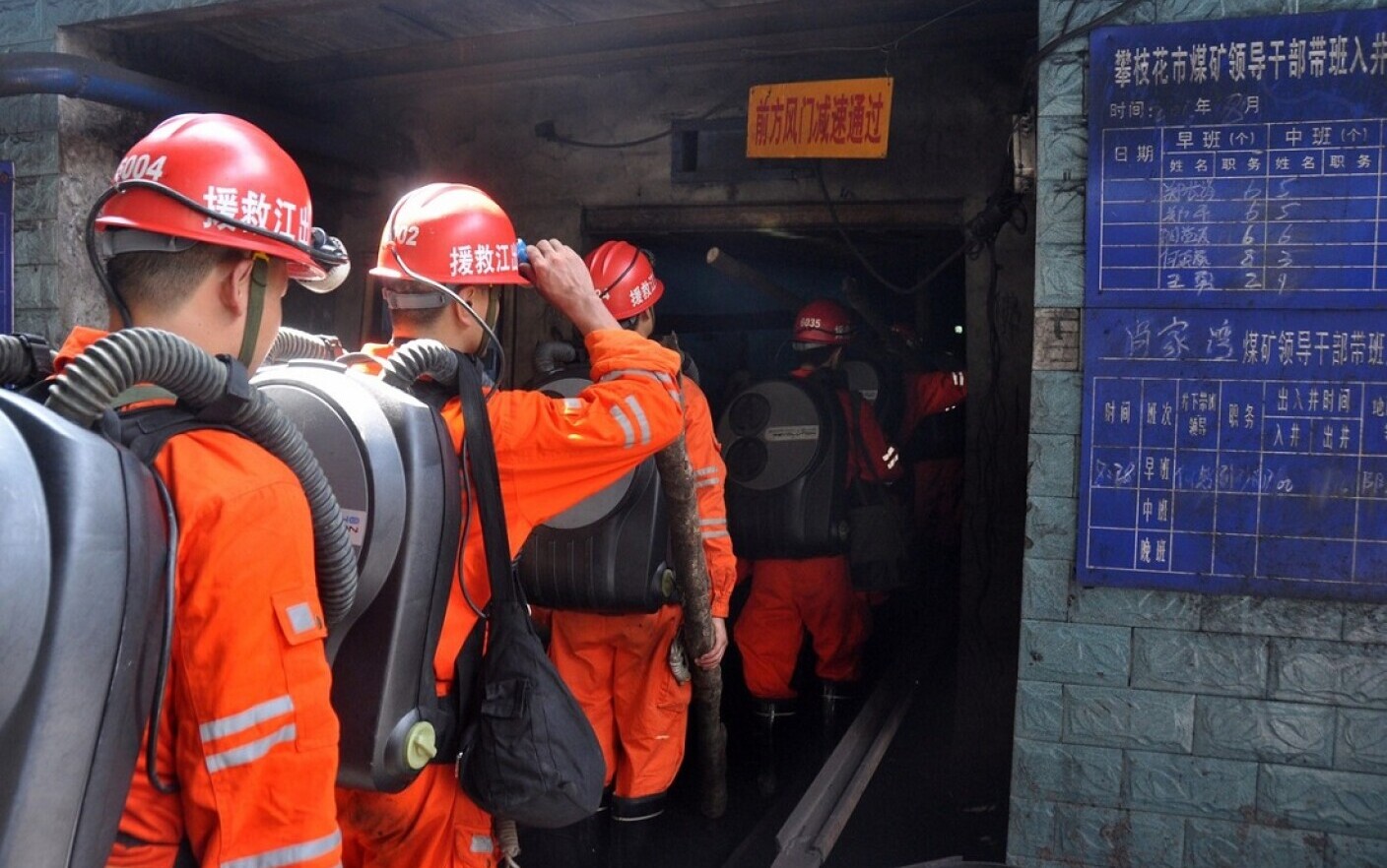 Accident grav în China. 21 de mineri au rămas blocați în subteran