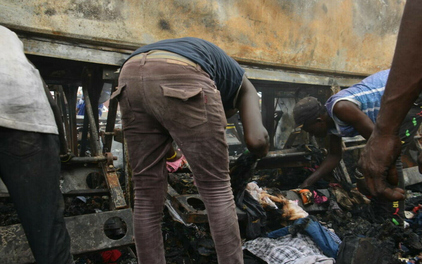 Explozie la o rafinărie clandestină din Nigeria. Sunt peste 100 de morți