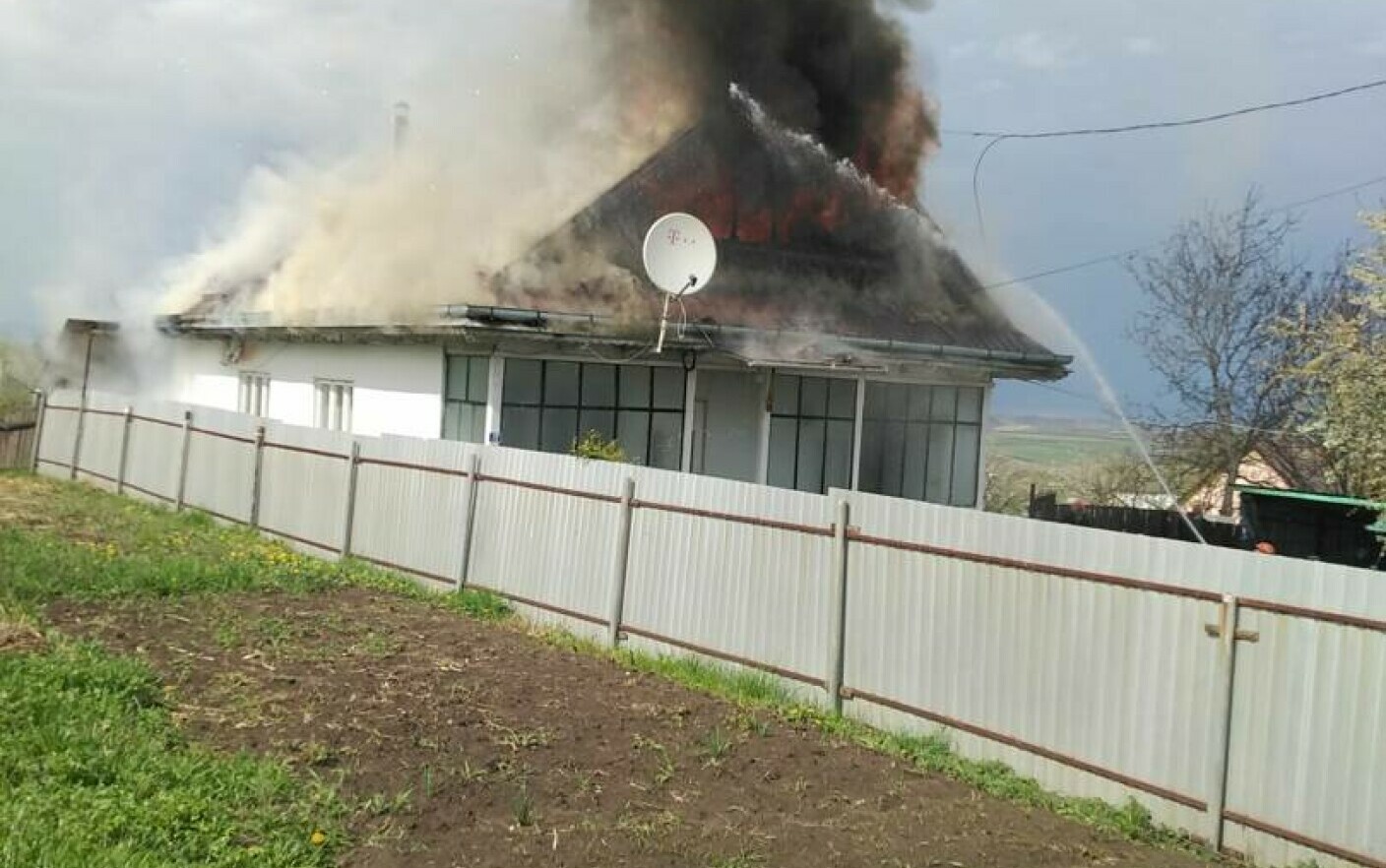 Casă mistuită de flăcări în Neamț după ce a fost lovită de trăsnet