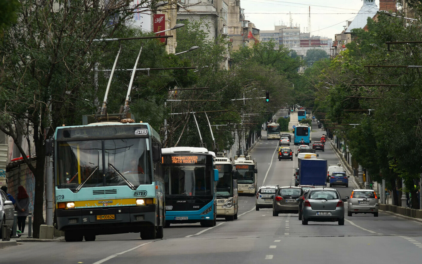 Aplicații pentru transportul comun din București. Care sunt cele mai folositoare