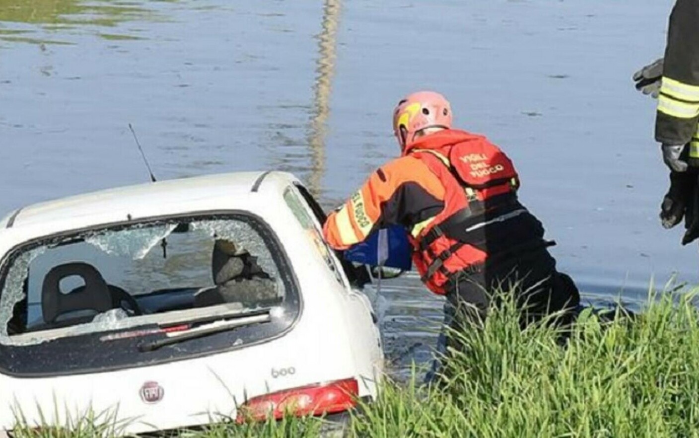 Due rumeni, padre e figlio, eroi in Italia.  Hanno salvato una donna la cui auto era caduta in un canale.  “Sono i miei angeli”