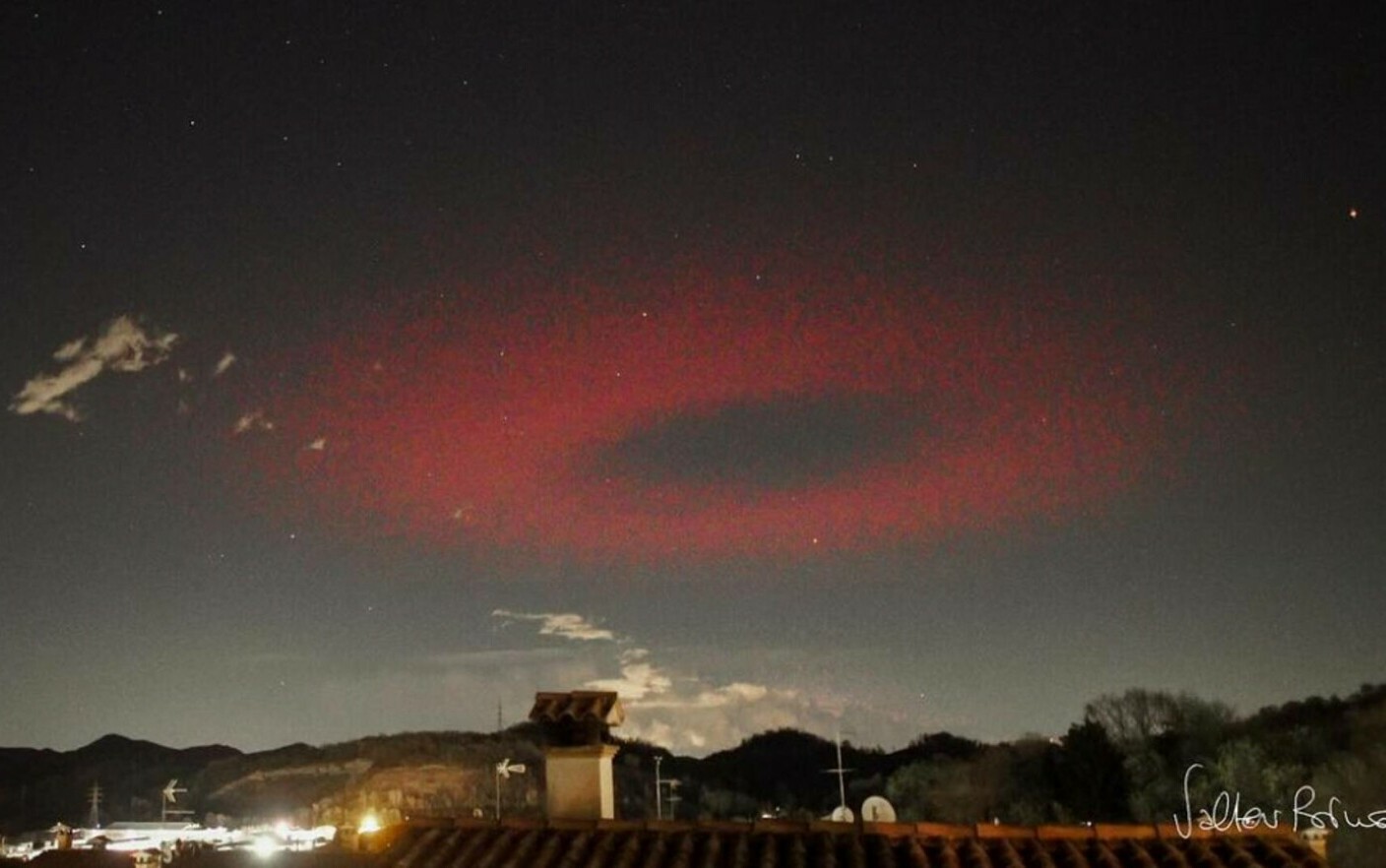 Un enorme cerchio di luce rossa simile a un UFO è apparso nel cielo sopra l’Italia.  Cos’è questo strano fenomeno?