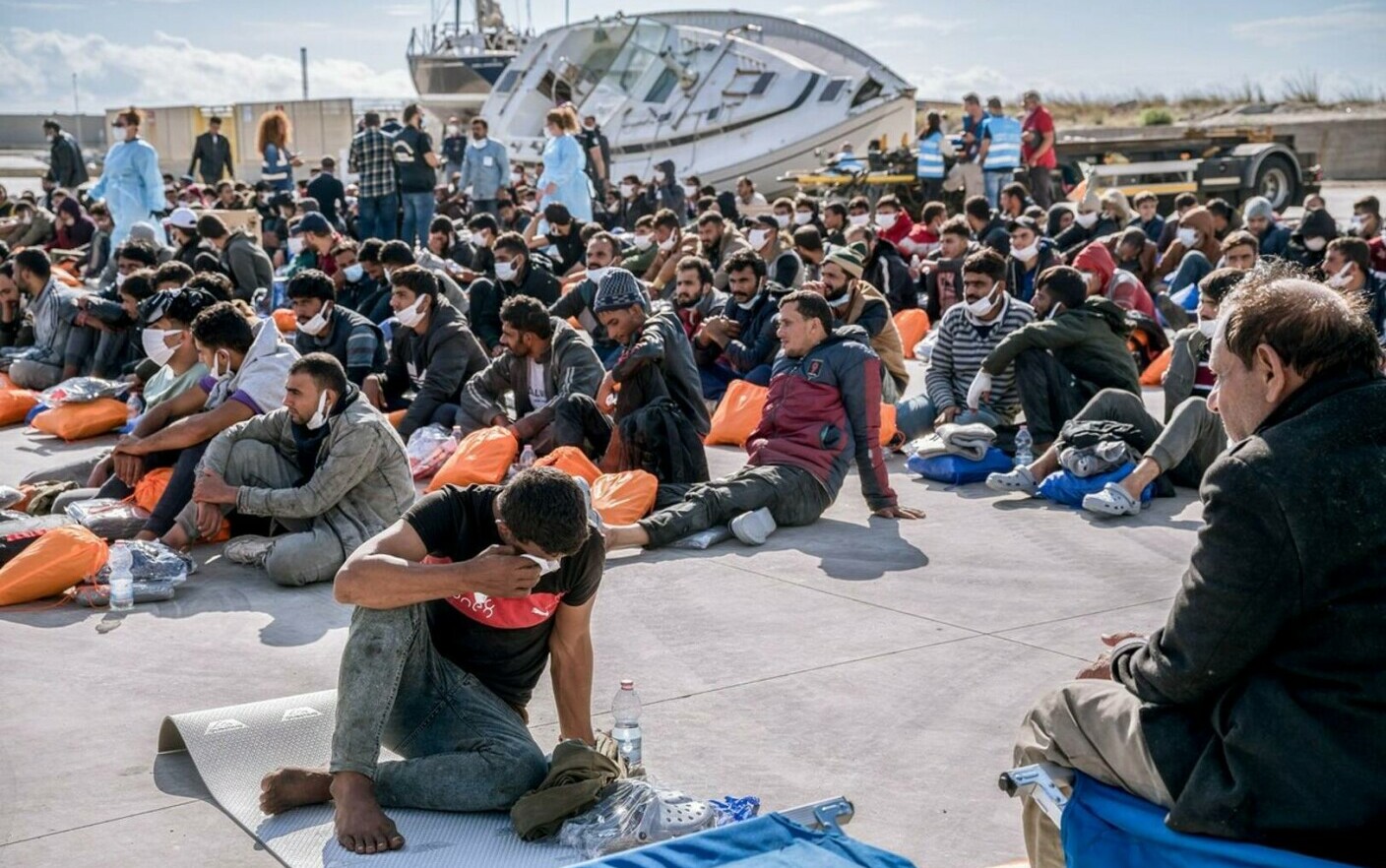 Italia, costretta a dichiarare lo stato di emergenza a causa dei migranti: “La soluzione dipende solo da un intervento responsabile dell’Ue”