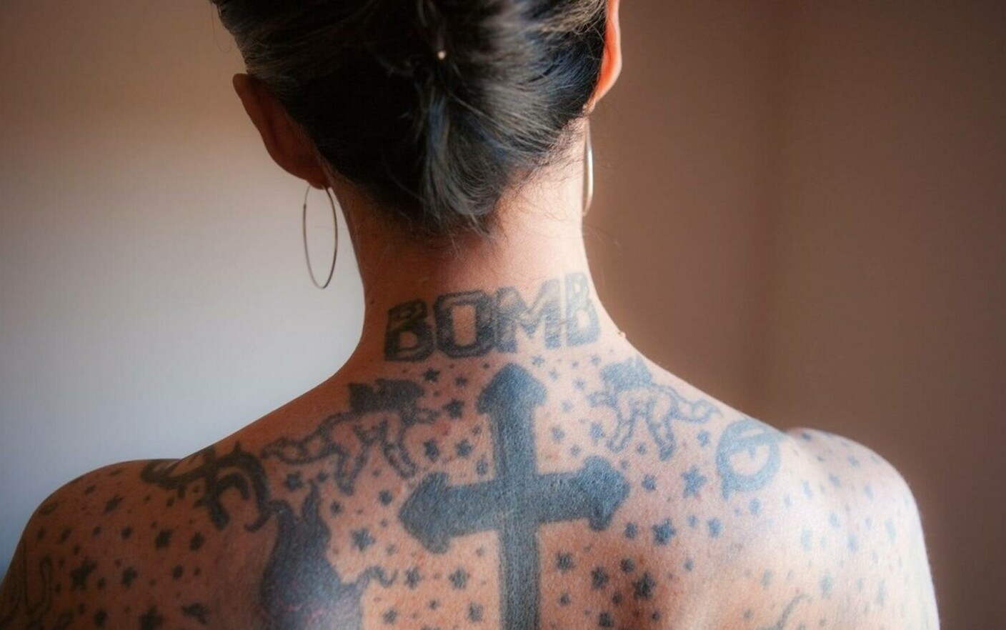 femeie cu tatuaje