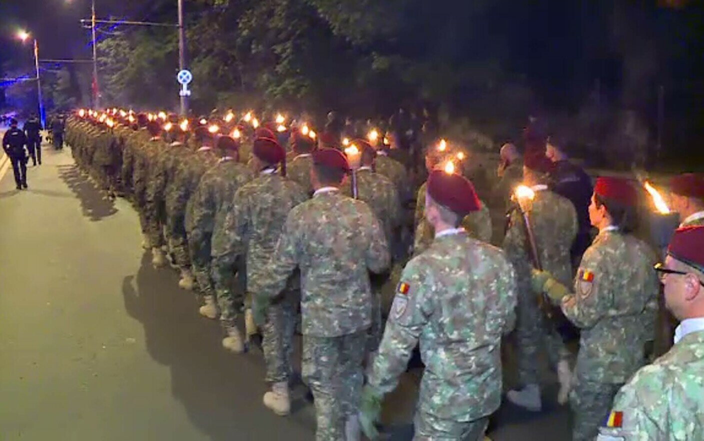 Forțele Terestre au defilat cu torțe în centrul Bucureștiului. ”Suntem