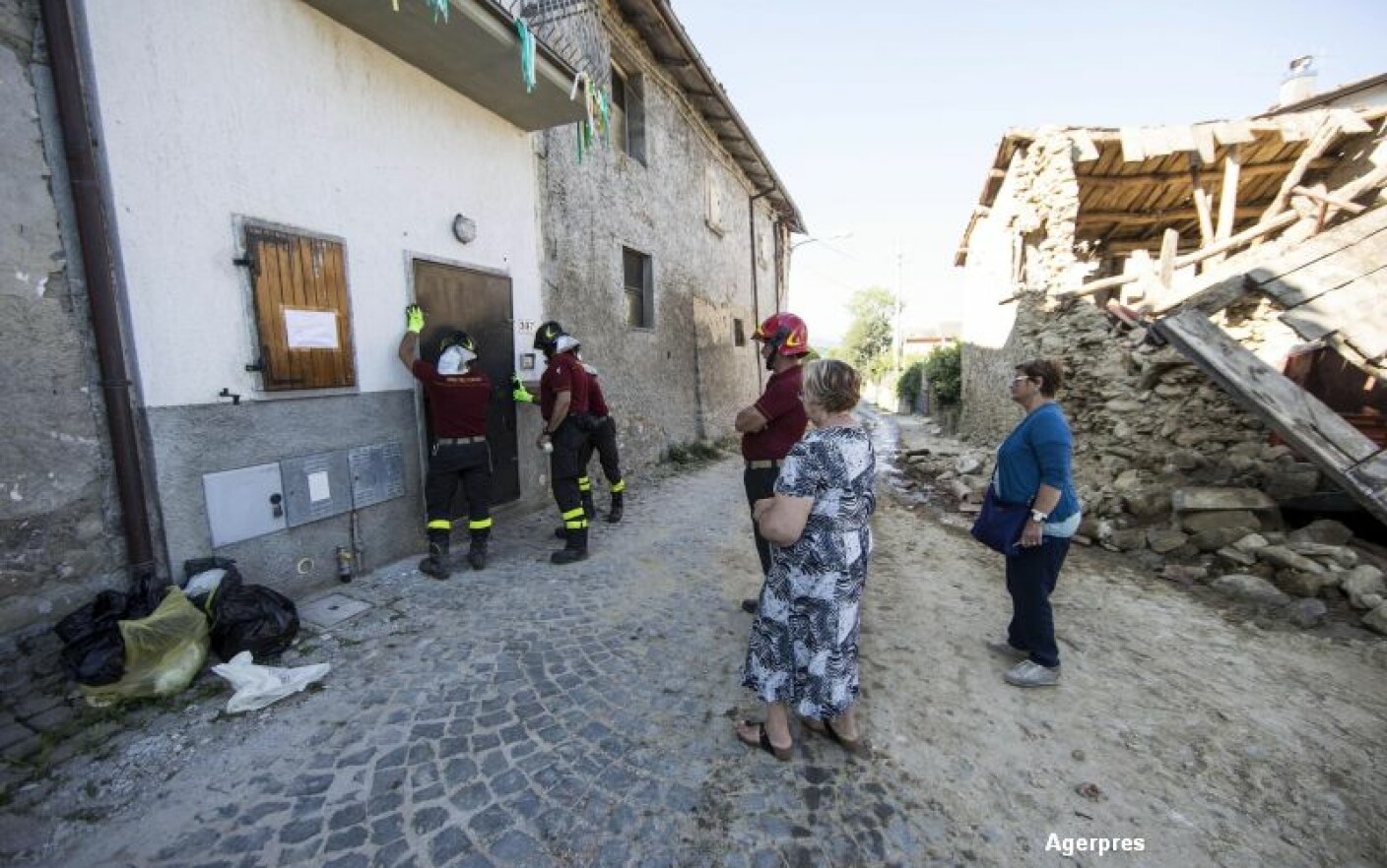 Doi romani, arestati in Italia dupa ce ar fi furat din casele afectate