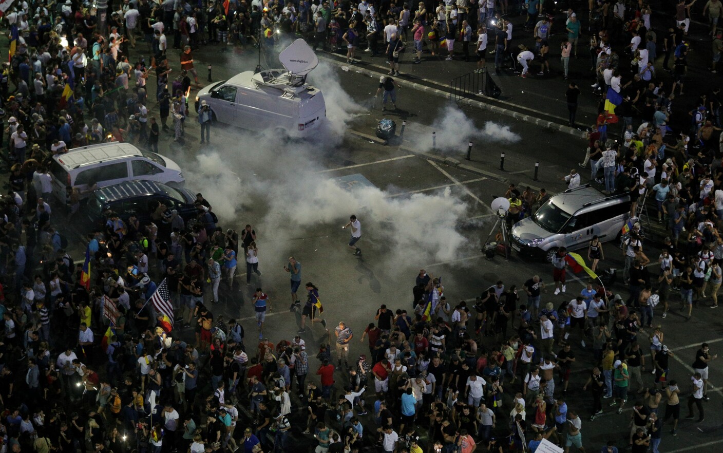 50.000 de oameni au protestat în Piața Victoriei. Jandarmii au intervenit cu gaze și spray lacrimogen: 440 de răniți. VIDEO