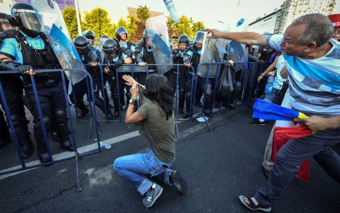 Parchetul Tribunalului BucureÈ™ti A Deschis Un Dosar Penal DupÄƒ Ce Arma Unui Jandarm A Fost FuratÄƒ Stirileprotv Ro