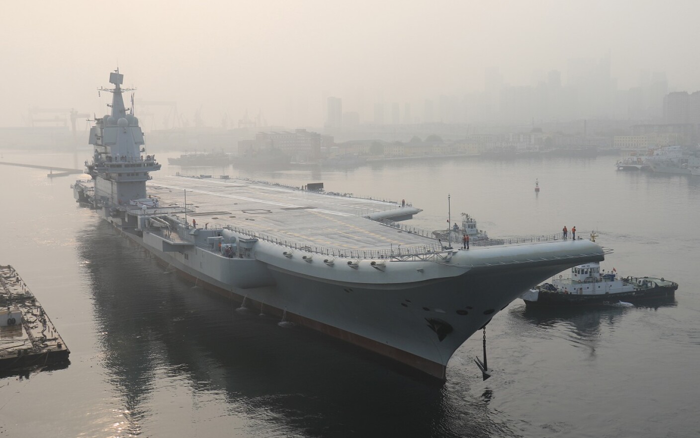 portavion chinez in portul Dalian