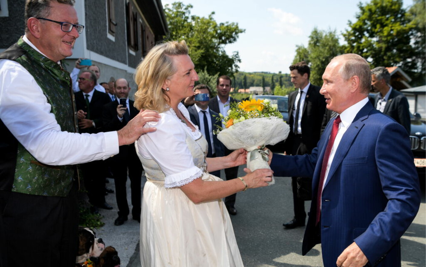 Putin I A Dat Un Samovar Miresei Din Austria și A ținut Un Discurs