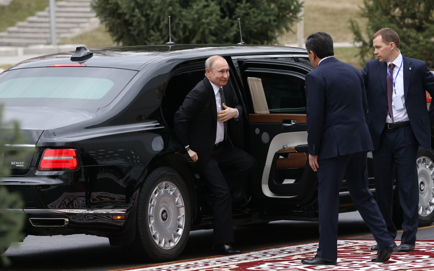 Ce preț are limuzina cu care se plimbă Vladimir Putin. Oricine o poate cumpăra